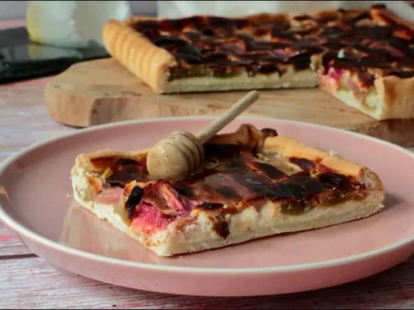 Tarte à la rhubarbe, miel et chèvre frais