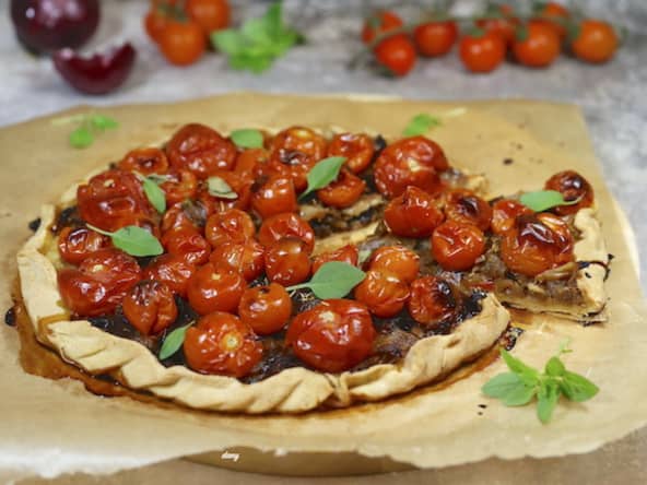 Tarte aux oignons confits tomates cerises et basilic