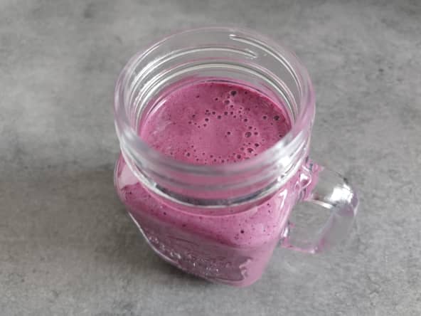 Smoothie antioxydant aux fruits rouges