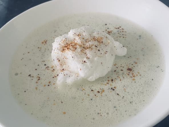 Ile flottante aux asperges et poudre d'orties