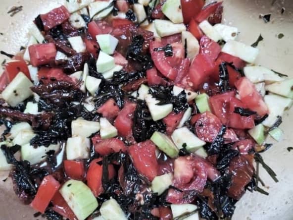 Salade de pissenlits et de tomates