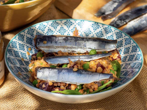 Salade lentilles corail, petits pois, betteraves et sardines fumées