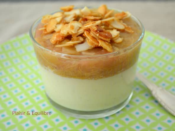 Verrine pâtissière à la rhubarbe et aux amandes caramélisées