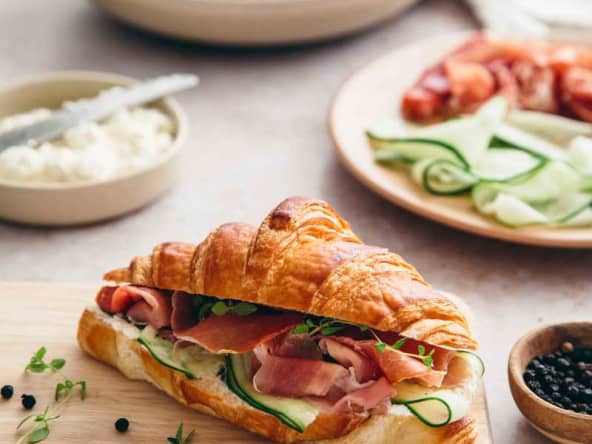Croissants garnis au fromage et jambon