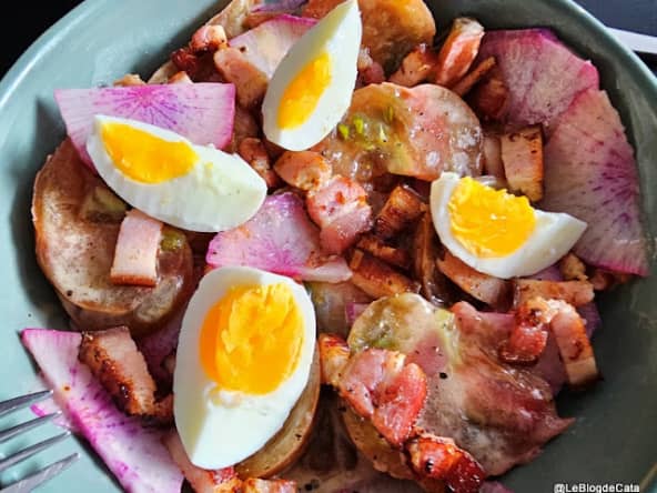 Salade composée radis, tomate, œuf et poitrine fumée