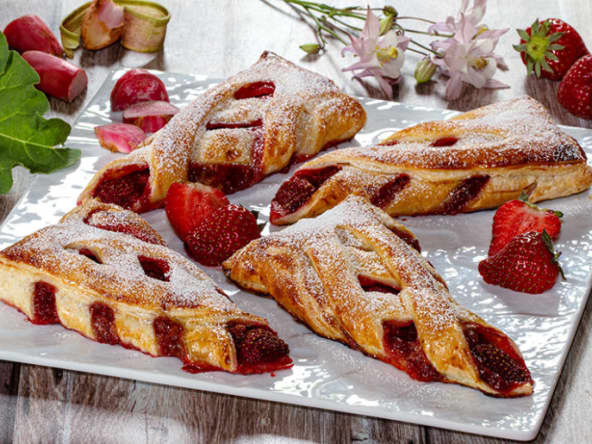 Feuilletés en jalousie, rhubarbe et fraises