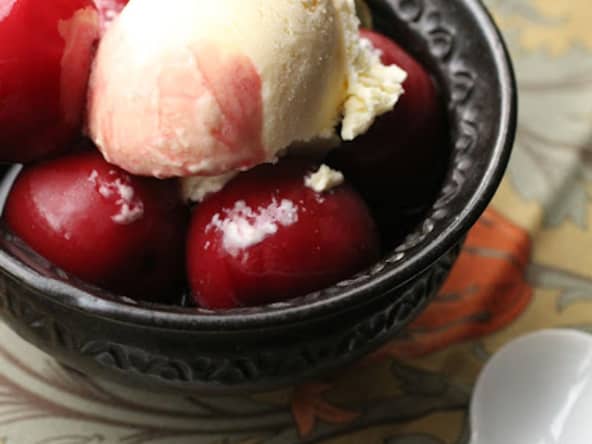 Prunes au vin rouge et glace au mascarpone