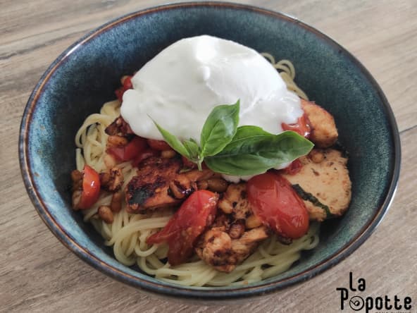 Spaghetti d'été au poulet, burrata et sauce à l’ail au beurre citronné