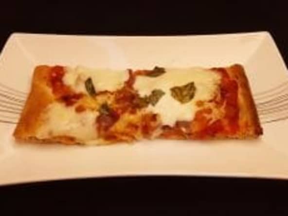 Pinsa maison avec mozzarella et jambon de Parme