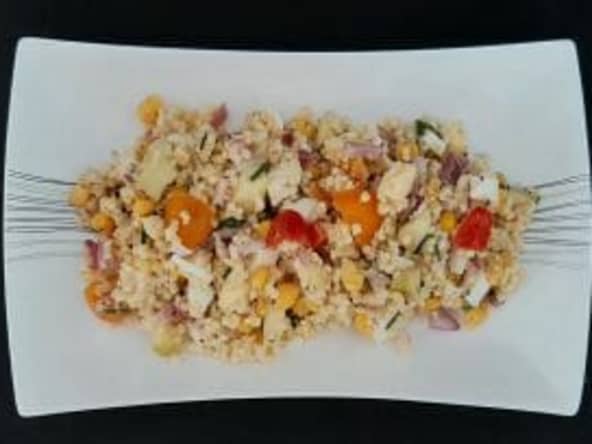 Salade originale aux perles de blé, maïs, feta et pomme