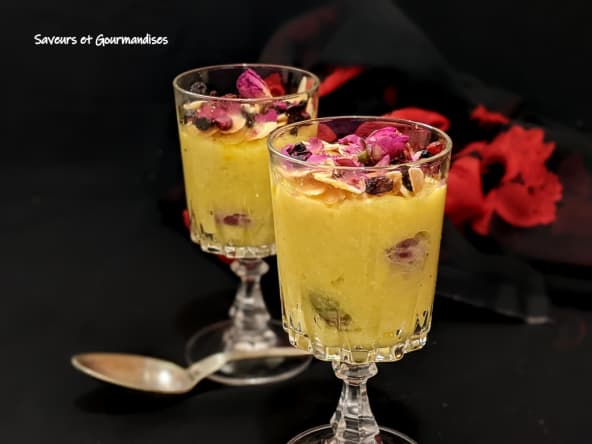 Pudding de riz au safran pétales de rose, amandes et épine-vinette