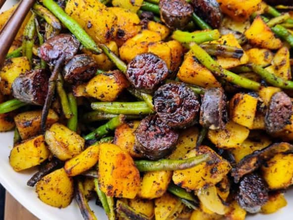 Poêlée de pommes de terre, figatelli à la plancha