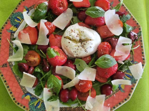 Salade aux tomates cerises crues et rôties, cerises, fraises et mozzarella