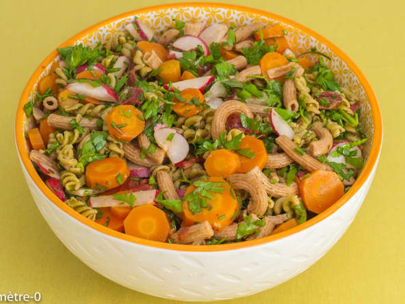 Salade aux deux pâtes, tomates confites, carottes, radis et fines herbes