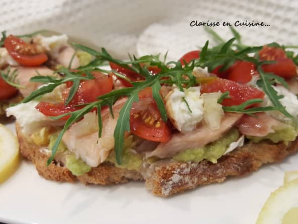 Tartines à la truite fumée, guacamole et roquette