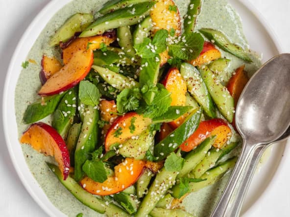 Salade de concombre, nectarine et sauce à La menthe