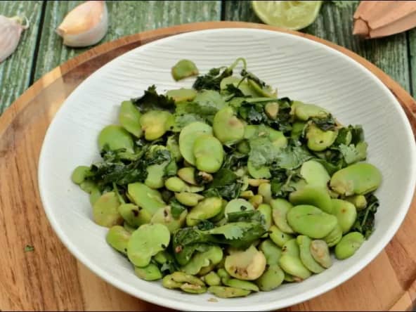 Salade de fèves à l'huile d'olive ail coriandre et citron vert