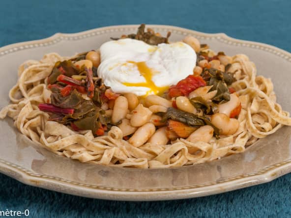 Pâtes aux haricots blancs, curry de blettes et oeufs pochés