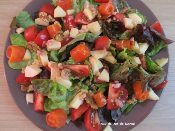 Salade tomates, pomme, noix et truite fumée