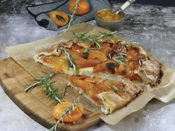 Tarte rustique abricots romarin