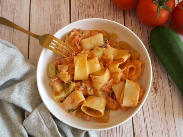 Plat unique : des pâtes à la sauce onctueuse au chorizo, courgettes et parmesan