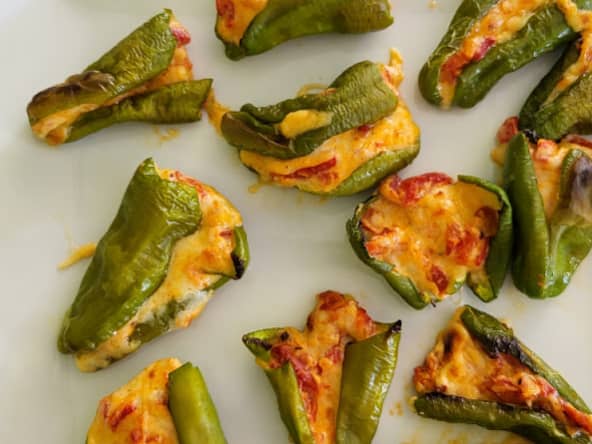 Pour l'apéritif, des piments de Padron farcis