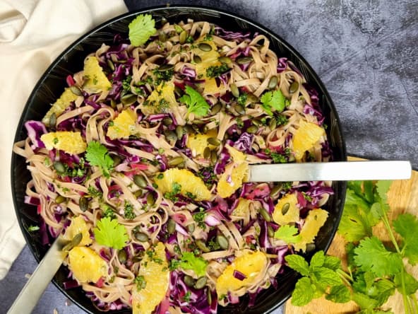 Salade de nouilles soba et chou rouge