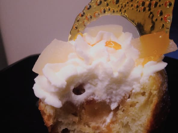 Baba au rhum, ganache chocolat caramel, poire et chantilly