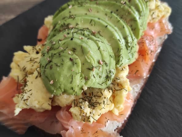 Avocado toast saumon oeuf brouillé