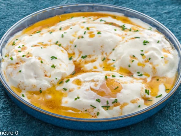 Le çilbir, oeufs pochés au yaourt (recette turque)