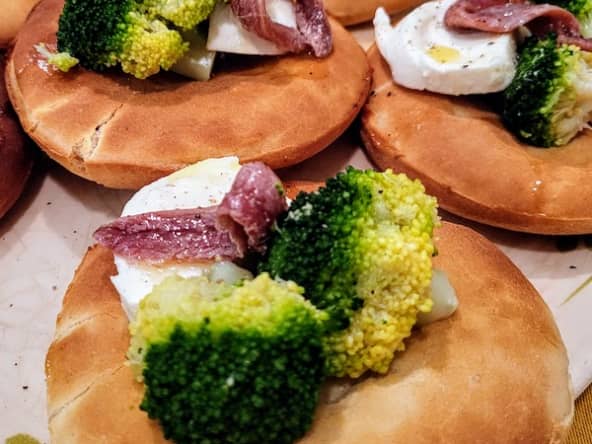 Mini focaccia aux brocoli, bufflonne, anchois