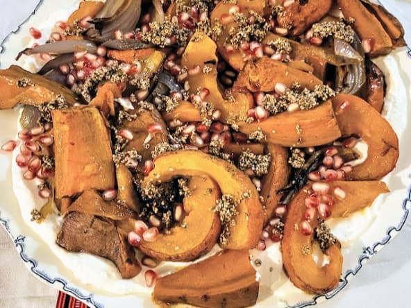 Légumes d’hiver rôtis (potimarron, patate douce) sur crème de feta au miel
