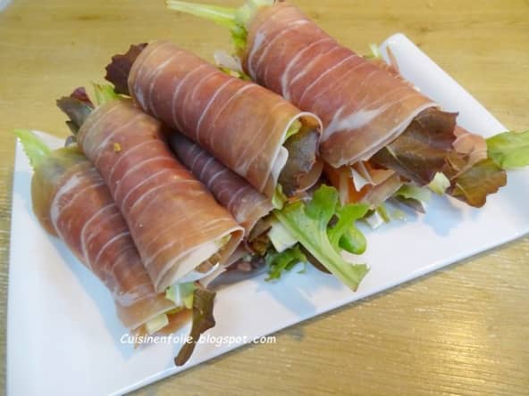 Rouleaux de jambon cru à la poire, au brie, miel et noix