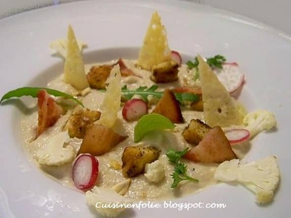 Crème de chou-fleur à l’huile de noisette, chips de lard et de fromage parmesan
