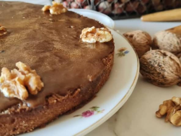 Gâteau simplissime aux noix du Périgord avec un glaçage café