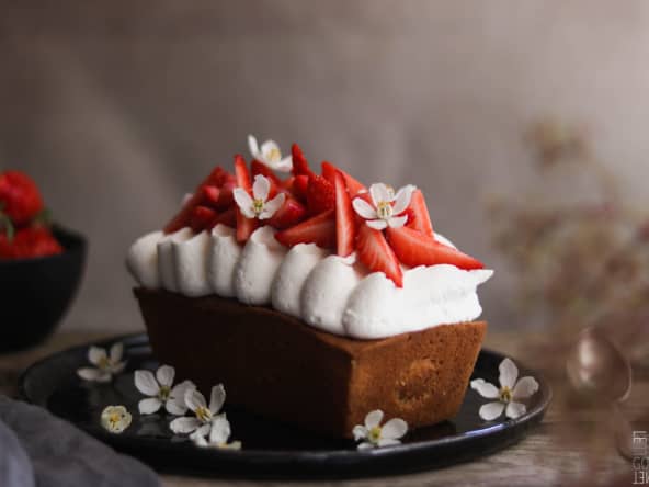 Le cake citron, fraise et fleur de sureau