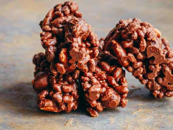 Barres de riz soufflés au chocolat et beurre de cacahuètes