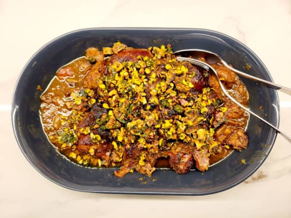 Épaule d’agneau confite et salsa figues pistaches