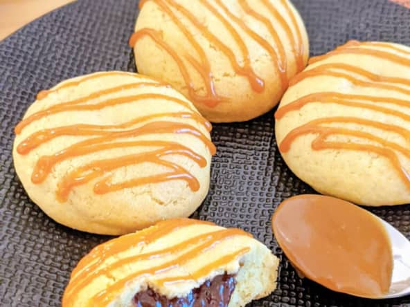 Sablés fourrés au caramel et chocolat