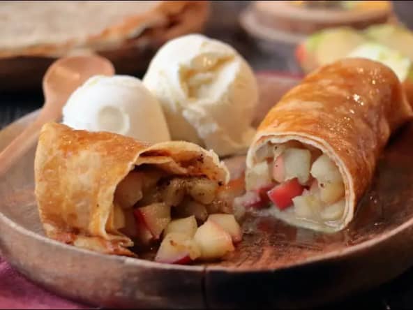 Crêpes roulées aux pommes caramélisées et caramel beurre salé