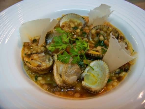 Un air de vacances avec ces fregola sardes aux coques et pétales de Parmesan