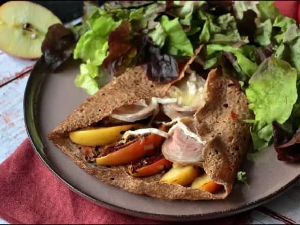 Galette normande à l'andouille pomme et Camembert