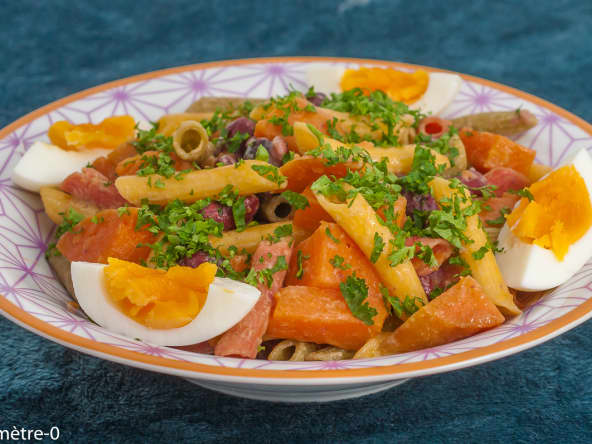 Salade de pâtes, haricots rouges et patates douces aux oeufs