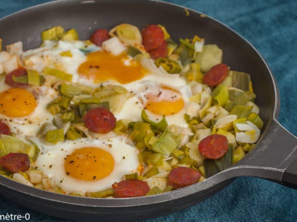 Poêlée de poireaux au chorizo et œufs sur le plat