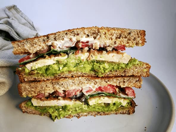 Sandwich au tofu croustillant et avocat