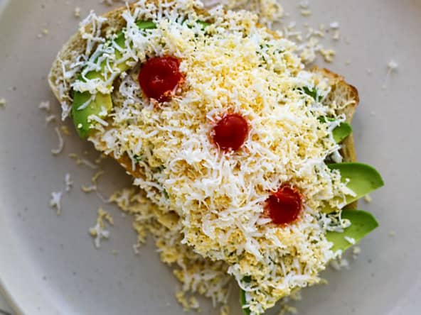 Le toast avocat œuf râpé