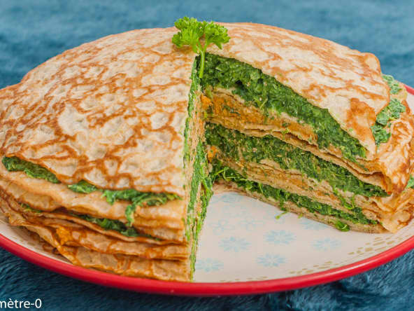 Gâteau de crêpes salées aux épinards et à la crème de pois chiches