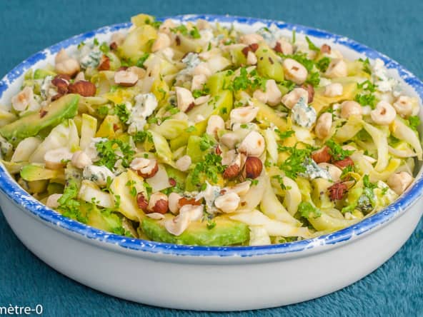 Salade d’endives aux kiwis, avocat, bleu et noisettes
