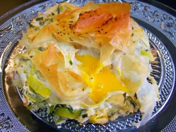 Oeufs en croustade, fromage de chèvre frais, crème de tapenade au poireau et piment d'Espelette