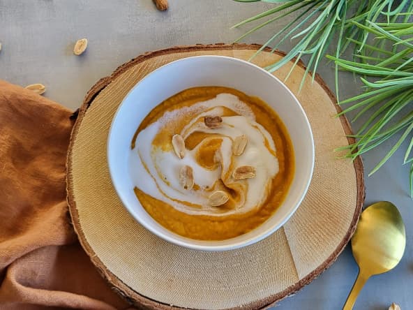 Velouté de patate douce, carotte et cacahuètes
